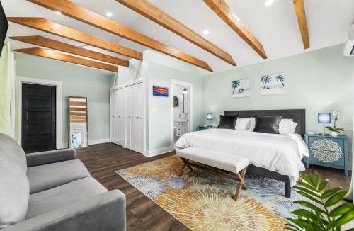 Hollywood House | Luxury Gated Hollywood Cottage 3 King Beds EV