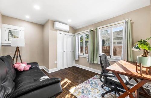 Hollywood House | Luxury Gated Hollywood Cottage 3 King Beds EV