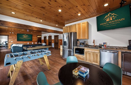 Chalet Village North House | Luxury Gatlinburg Lodge - Sleeps 20 8 BR Views Gym Elevator Hot Tub Game room