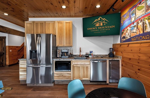Chalet Village North House | Luxury Gatlinburg Lodge - Sleeps 20 8 BR Views Gym Elevator Hot Tub Game room