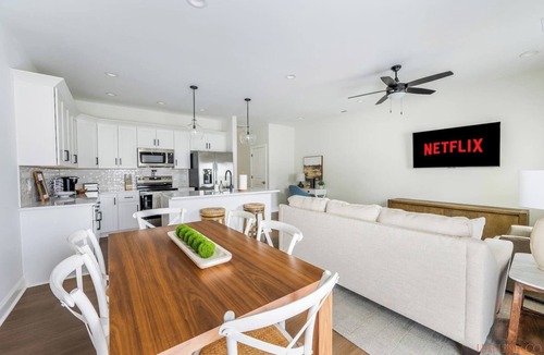 Lynchburg Apartment | Luxury Getaway | 5 MIN to Liberty University | 4BR