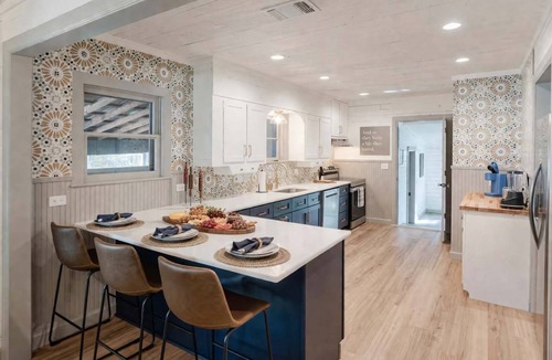 Georgetown House | Luxury Getaway, Hot Tub Walk to Square and SWU