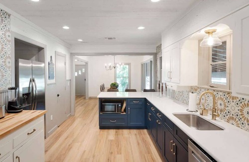 Georgetown House | Luxury Getaway, Hot Tub Walk to Square and SWU