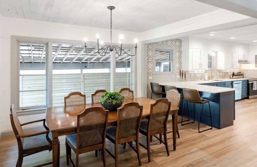Georgetown House | Luxury Getaway, Hot Tub Walk to Square and SWU