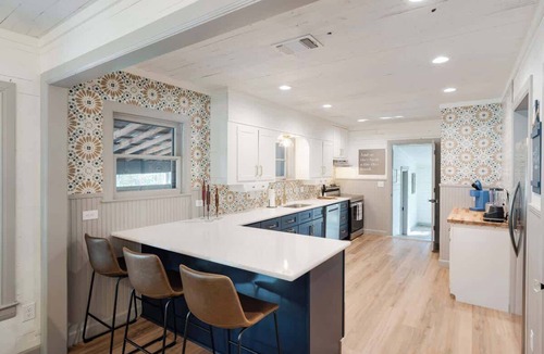Georgetown House | Luxury Getaway, Hot Tub Walk to Square and SWU