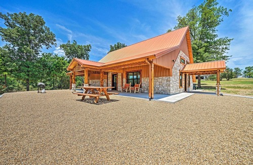 Talihina Cabin | Luxury Getaway | Mountain/River Views, BBQ/Fishing