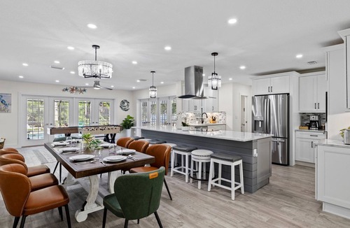 Palma Sola House | Luxury Getaway | Saltwater Pool, Fire Pit & Games!