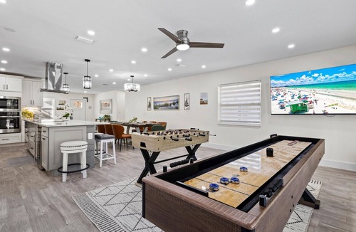 Palma Sola House | Luxury Getaway | Saltwater Pool, Fire Pit & Games!