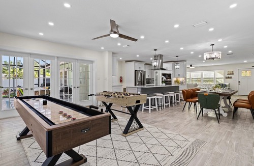 Palma Sola House | Luxury Getaway | Saltwater Pool, Fire Pit & Games!