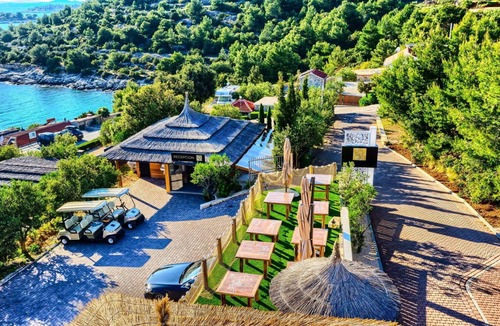 Jezera House | Luxury Glamp New Horizons II