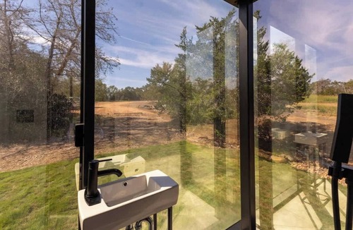 Round Top House | Luxury Glass Casita | Hot Tub + Firepit | Near RT