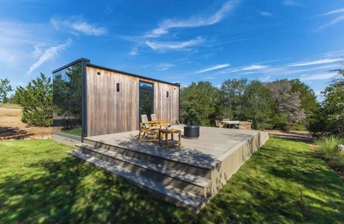 Round Top House | Luxury Glass Casita | Hot Tub + Firepit | Near RT