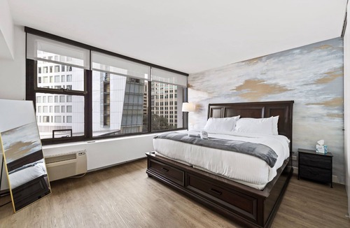 Rush and Division Apartment | ✨💫Luxury Gold Coast Home w/ Rooftop Pool & Gym 💫✨