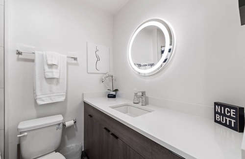 Rush and Division Apartment | ✨💫Luxury Gold Coast Home w/ Rooftop Pool & Gym 💫✨