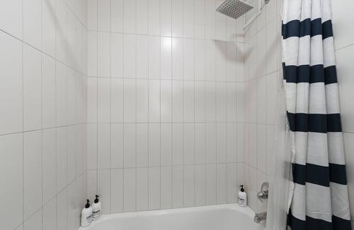 Rush and Division Apartment | ✨💫Luxury Gold Coast Home w/ Rooftop Pool & Gym 💫✨