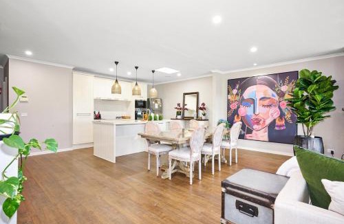 Sanctuary Lakes House | Luxury Golf Course Retreat with Scenic Views