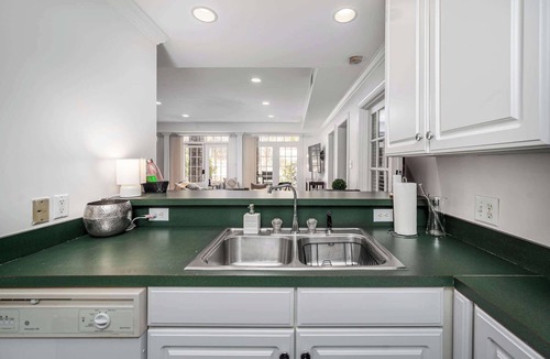 Chapel Hill Apartment | Luxury Golf View Retreat in Governors Club