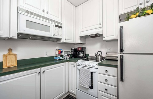 Chapel Hill Apartment | Luxury Golf View Retreat in Governors Club