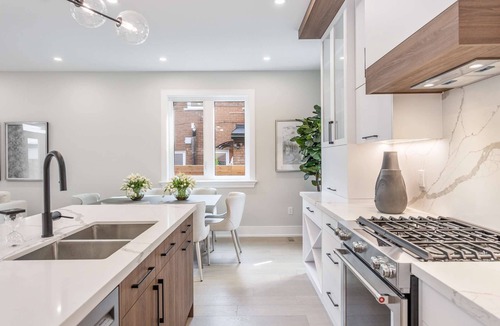 Beaconsfield Village House | Luxury Grand 3BR in Queen West