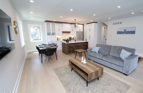 Beaconsfield Village House | Luxury Grand 3BR in Queen West