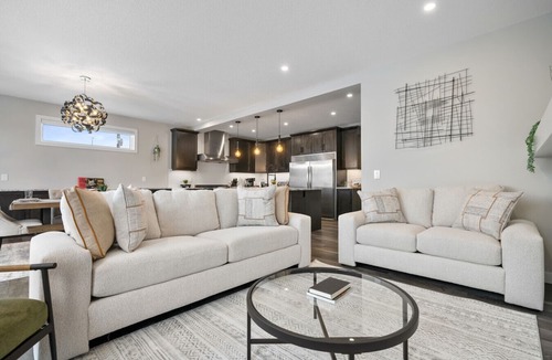 Southeast Calgary House | Luxury Group Home Karaoke, Games & Sleeps 14