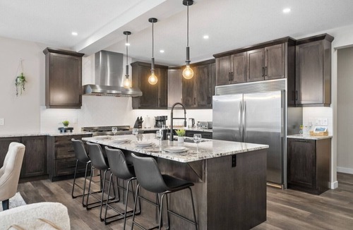 Southeast Calgary House | Luxury Group Home Karaoke, Games & Sleeps 14