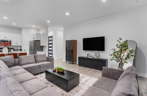 University Hills and Windsor Park Villa | Luxury Group Retreat w/2 Kitchens, Backyard, Balcony + 5-Car Parking