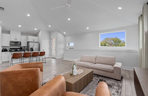 University Hills and Windsor Park Villa | Luxury Group Retreat w/2 Kitchens, Backyard, Balcony + 5-Car Parking