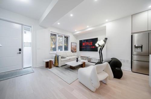 Niagara Apartment | Luxury Group Stay in King West