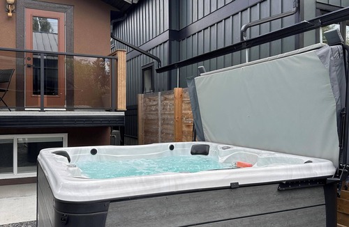 Kensington House | Luxury Haven Near DT | AC, Hot Tub, EV Charging