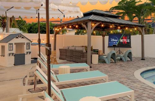 Garden Isles House | Luxury Heated Pool Oasis-10 mins to BEACH- Fast WiFi