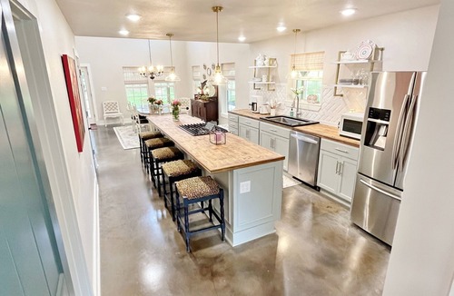 Tyler House | Luxury " Hibiscus Manor" Farmhouse