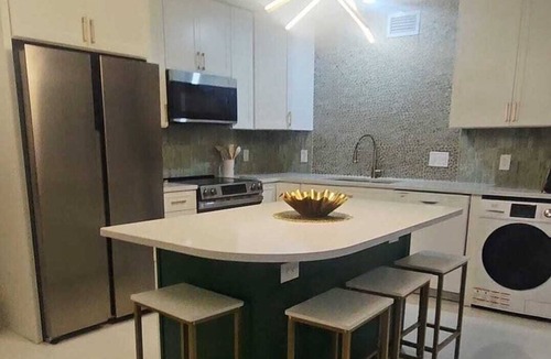 Hancock Condo | Luxury Hidden Retreat: Steps to UT Stadium/Moody/Bass Hall + Free Pkg