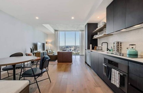 Rainey Street Historic District Condo | Luxury High-Rise 2BR on the 21st Floor | Rainey St