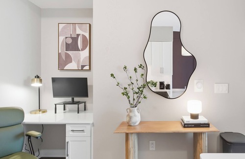 The Gulch Apartment | Luxury High-Rise Studio On Broadway. Free Parking!