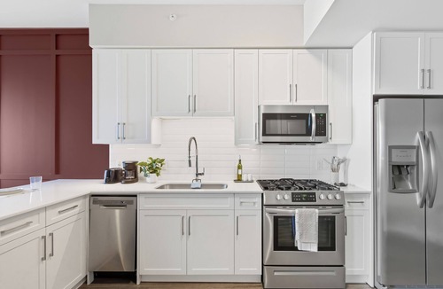 The Gulch Apartment | Luxury High-Rise Studio On Broadway. Free Parking!