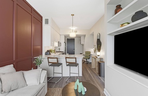 The Gulch Apartment | Luxury High-Rise Studio On Broadway. Free Parking!