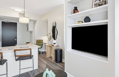 The Gulch Apartment | Luxury High-Rise Studio On Broadway. Free Parking!