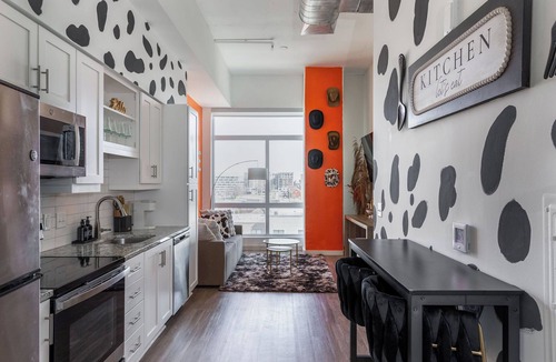 Sobro Condo | Luxury High-Rise, Walk to Broadway, Pool + Sky Lounge, coffee essentials