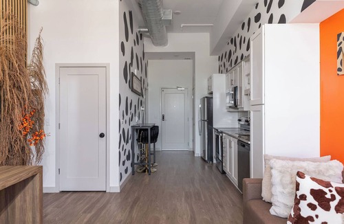 Sobro Condo | Luxury High-Rise, Walk to Broadway, Pool + Sky Lounge, coffee essentials