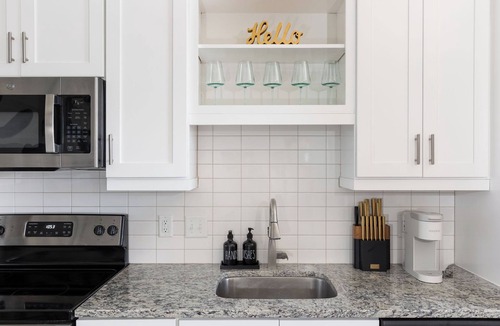 Sobro Condo | Luxury High-Rise, Walk to Broadway, Pool + Sky Lounge, coffee essentials