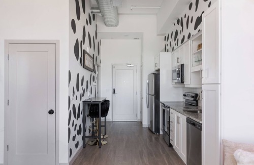 Sobro Condo | Luxury High-Rise, Walk to Broadway, Pool + Sky Lounge, coffee essentials