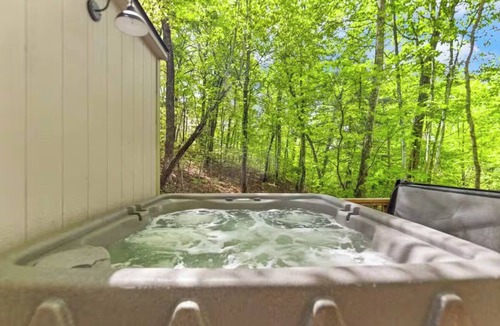 Stanton Cabin | Luxury Hilltop Couples Cabin with Hot Tub & Red River Gorge Views
