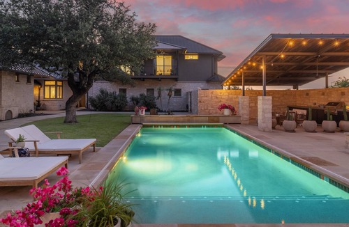 Westcliff House | LUXURY HILLTOP ESTATE | 15 BEDS | POOL, SPA, SAUNA, FIRE PIT, POOL TABLE | 15 Mins to DT Austin