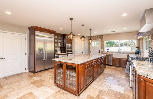 Felicita House | Luxury Hilltop Retreat: GameRoom/Volleyball/Putting Green/BasketBall Court&More!