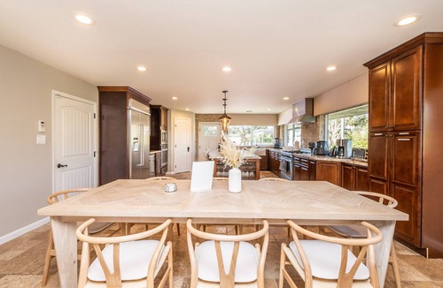 Felicita House | Luxury Hilltop Retreat: GameRoom/Volleyball/Putting Green/BasketBall Court&More!