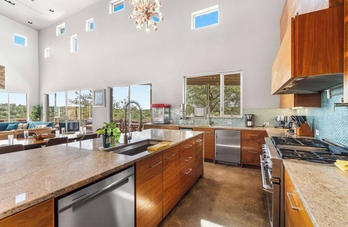 Dripping Springs Cottage | Luxury Hilltop Retreat w/Scenic Views