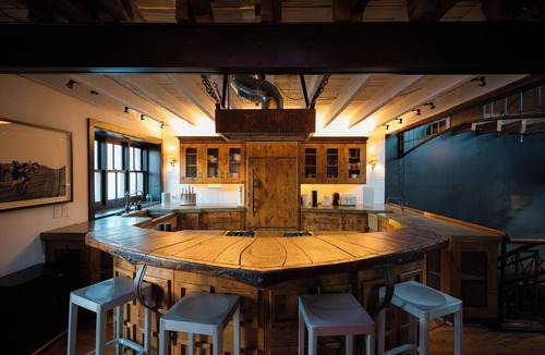 Downtown East House | Luxury + History next to US Bank Stadium. Private Sauna + Courtyard + Rooftop.