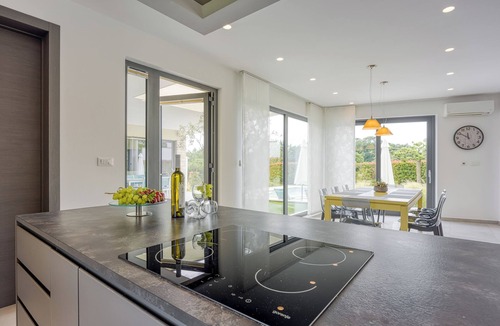 Kringa House | Luxury Holiday home with pool, jacuzzi & sauna in Central Istra