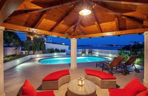 Dvornica House | Luxury holiday home with pool by the sea